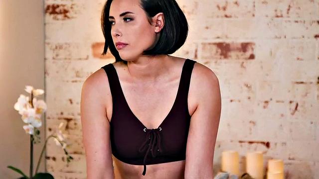 Les masseuse rimmed by client before scissoring