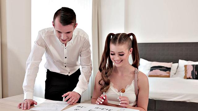 Оливия Спаркл не сдерживается и трахается на столе