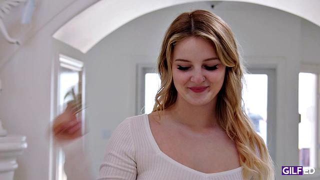 Ловко трахнул зрелую блондинку на кухне, пока парень не видит