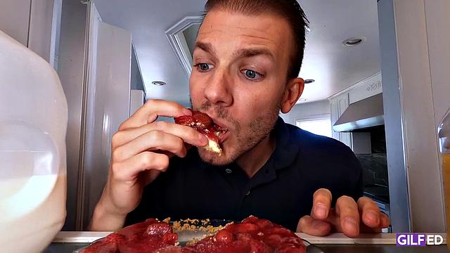 Ловко трахнул зрелую блондинку на кухне, пока парень не видит