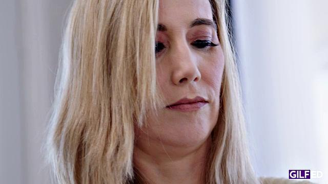 Ловко трахнул зрелую блондинку на кухне, пока парень не видит