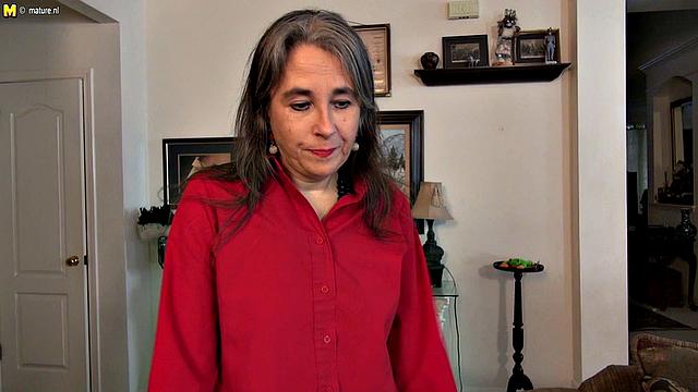 волосатая американская зрелая сосет и скачет на члене