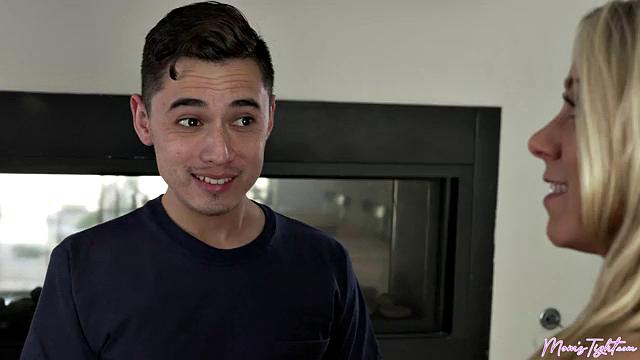 Cumming In My Stepmom's Face Cream - S1:E1