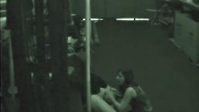 Брюнет-строитель сосёт большой член прямо на складе