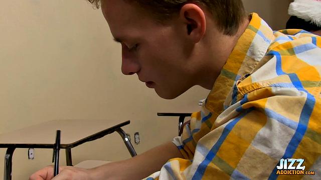 Катание на члене в классе с юными твинками! - Бенджамин Райли и Билли Лондон