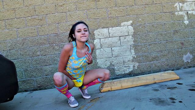 zoey foxx сосёт в тачке и скачет на члене в шортах