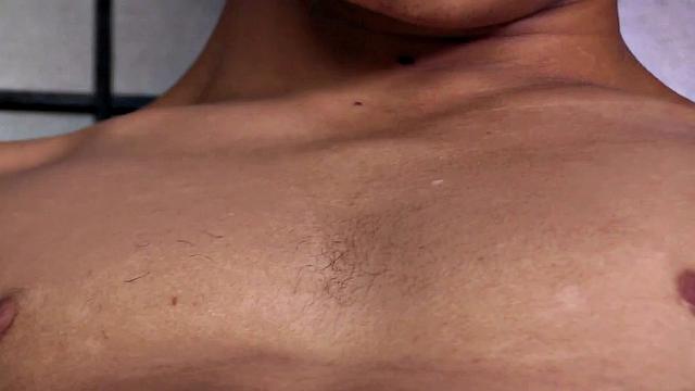 Октавио дрочит по-жесткому и кончает на камеру