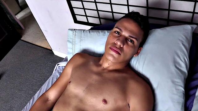 Октавио дрочит по-жесткому и кончает на камеру