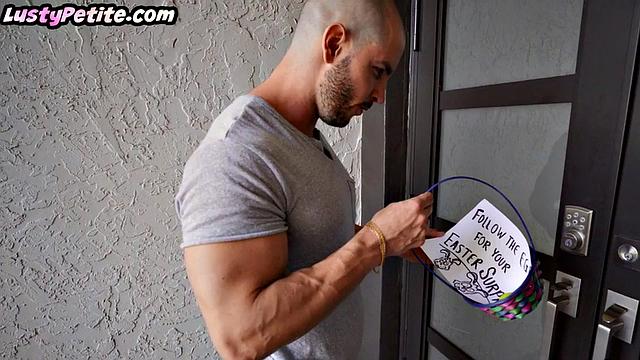 две худышки спорят, кому достанется член подольше