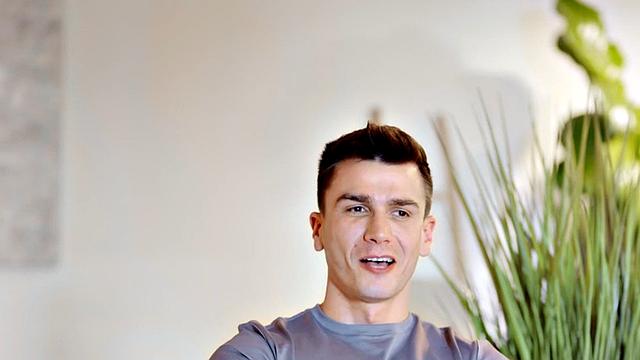 подкачанный красавчик дрочит дома и заливает себя спермой