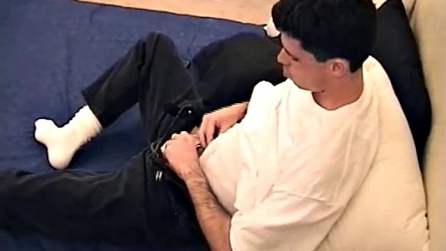 Стив дрочит свой хер, будто хочет побить мировой рекорд