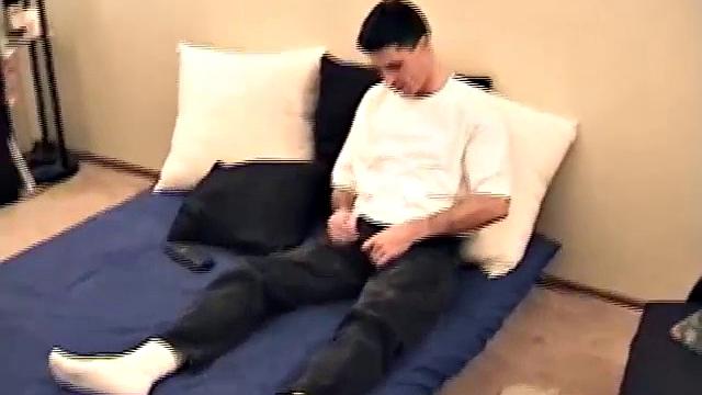 Стив дрочит свой хер, будто хочет побить мировой рекорд