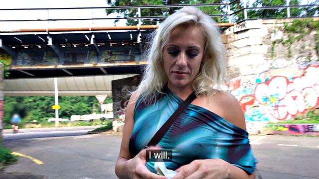 жадная мамаша соглашается на деньги и получает жёстко на улице