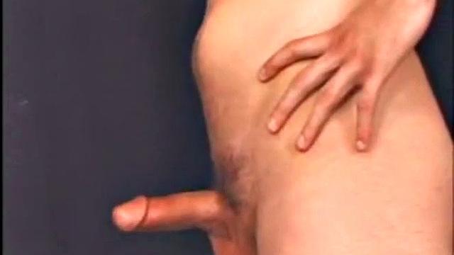 Двое гетеро-дружков решают попробовать мужскую радость друг с другом и явно не жалеют об этом, ну а Кайл теперь знает, кто делает лучший минет среди друзей.