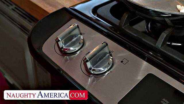 Огненно-рыжая Вэнди Рейн катается на члене друга сына - вот это дама понимает жизнь!