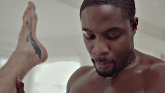 Чёрный качок жёстко трахает белого пассива без резинки