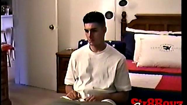 Опытная подрочила Тони до мощного оргазма