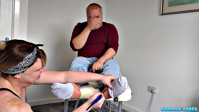 Американский тиклер в Лондоне: MrsTickler2020 щекочет Mattler