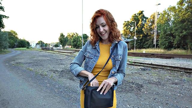 огненная рыжая получает жёстко на публике в миссионерской