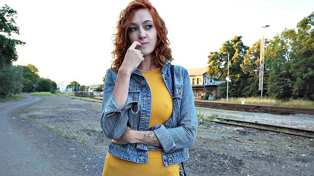 огненная рыжая получает жёстко на публике в миссионерской