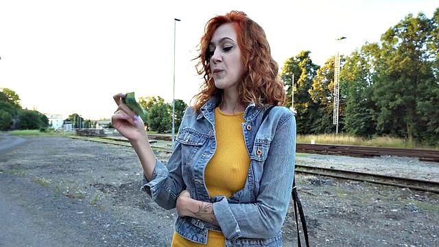 огненная рыжая получает жёстко на публике в миссионерской