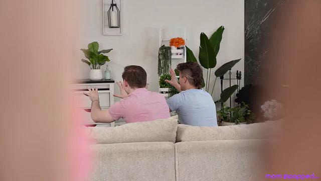 Our Stepmoms Lend A Hand - S3:E8