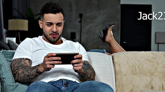 Хлоя бросает книжку, ведь жаркий римминг и анальный секс не ждут