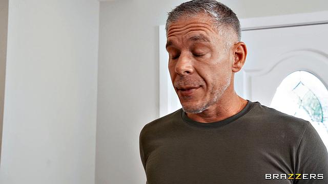 Деми Хокс и Эмма Рози дразнят и жаждут анала с Миком Блу, когда страсть зашкаливает.