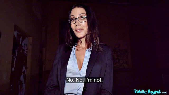 училка с большими сиськами устраивает жаркий отсос и жесткий секс на улице