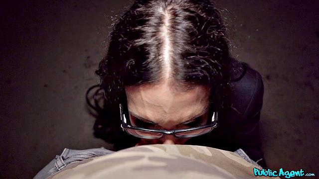 училка с большими сиськами устраивает жаркий отсос и жесткий секс на улице