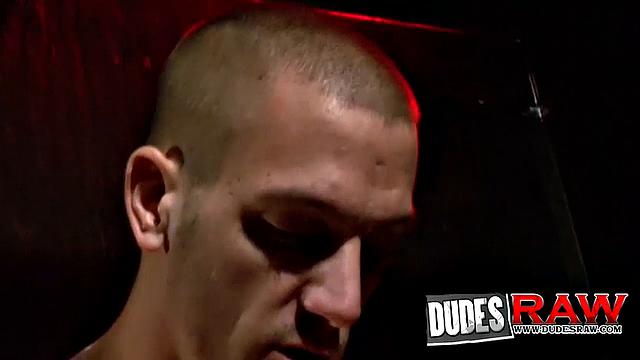 татуированный мачо получает по полной от огромного члена и просит ещё