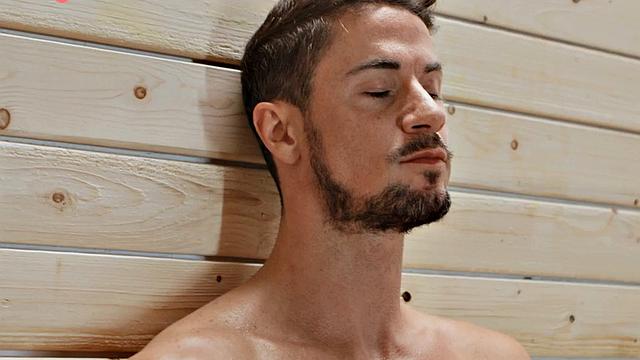 транс с большой жопой трахается с парнем без резинки в сауне