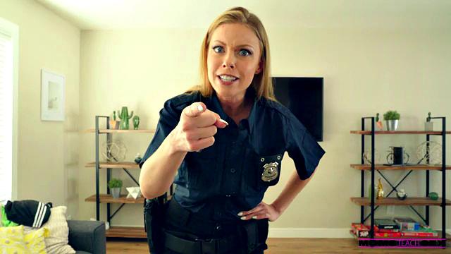 зрелая коп Бритни Амбер надевает наручники пасынку и трахается с ним