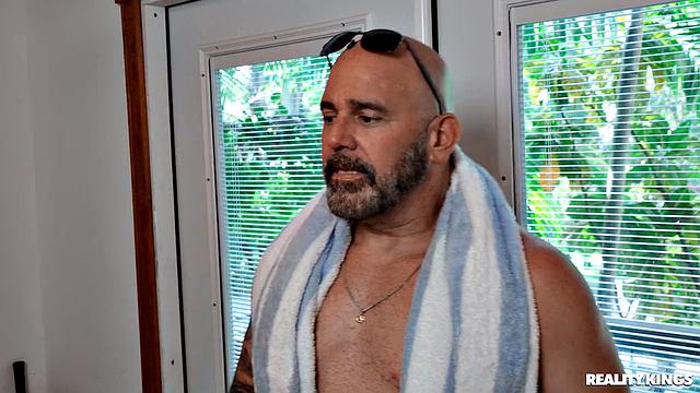 Resort MILF Loves A Squirter