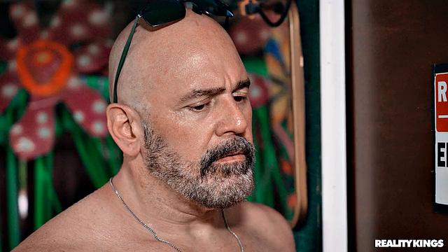 Resort MILF Loves A Squirter