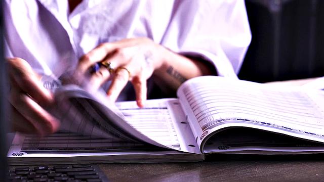 зрелая с большими сиськами трахается в гараже