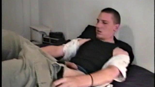 Алек дрочит крупным планом, обильно заливая живот спермой