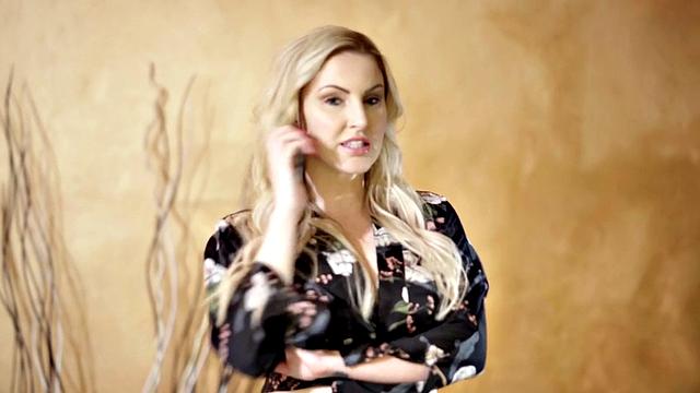 Зрелая с огромными сиськами скачет на члене после жаркого минета в тайной измене