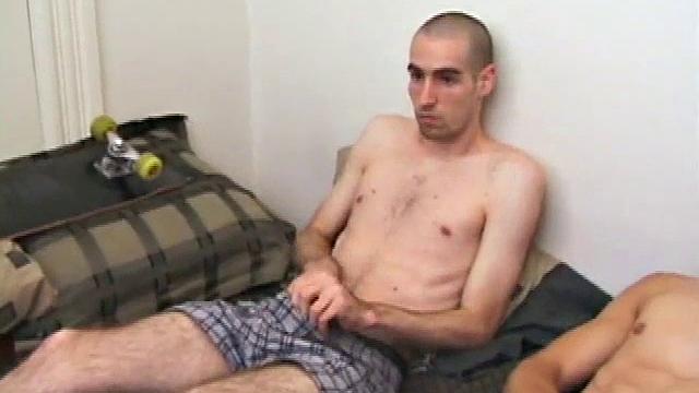 Брок с жадностью берется за член Джеймса и не отпускает