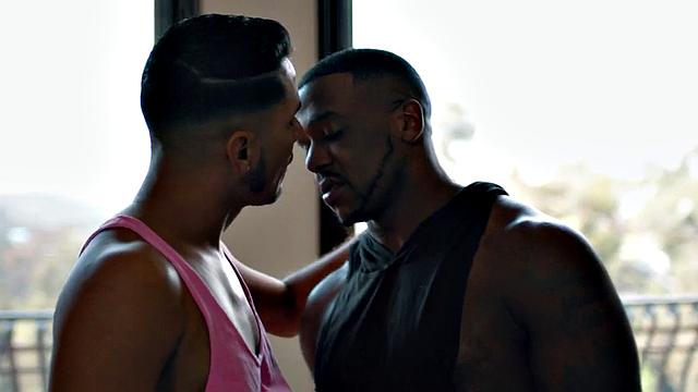 латинский пассив с тату жарит нового черного ловца членa прямо на диване