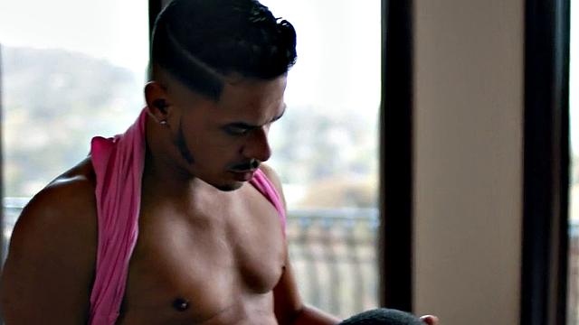 латинский пассив с тату жарит нового черного ловца членa прямо на диване