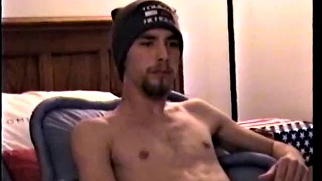 Тоби типа гетеро, но член сосёт как родной