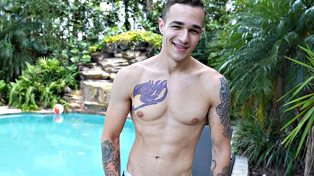 джейден маркос гоняет свою блядскую палку у бассейна и шутит про размер