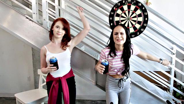 три подружки устроили вечеринку: правила проще, чем штаны