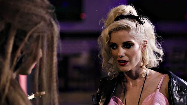 четыре взрослые лесбиянки устраивают жаркую групповуху с леной пол