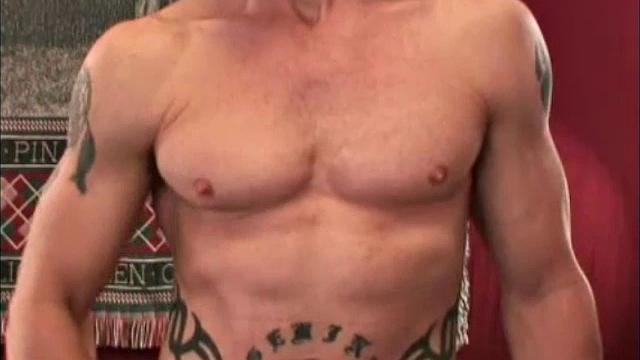 Смотри, как Скотт показывает тело и кончает мощно