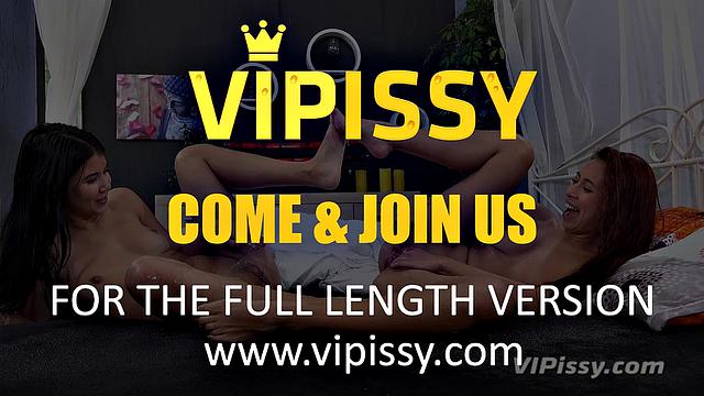 Паула и Леди Ди заливают постель страстной лесбийской золотой струёй