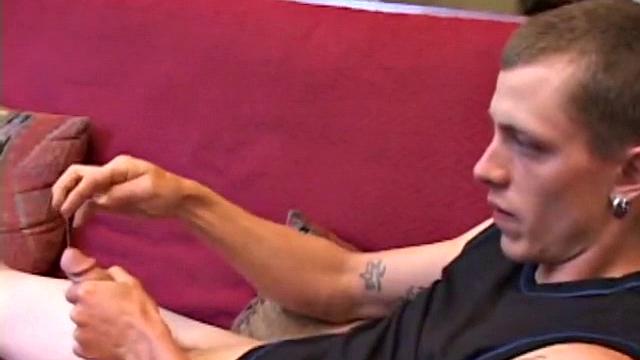 Шейн валяется с толстым стояком, дрочит на порно и заливает себя спермой