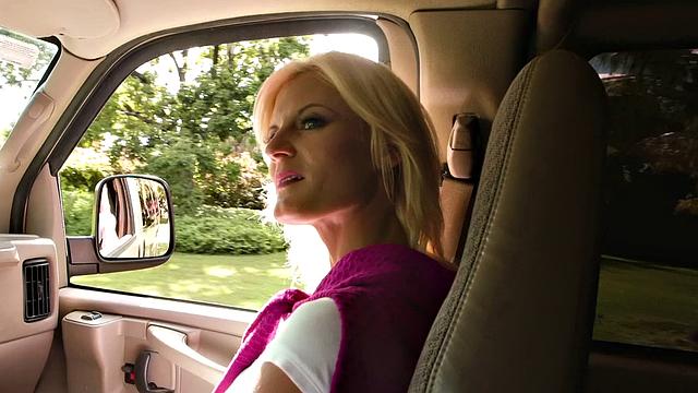 Сексапильная мамочка Оливия Блу раздевается для Рамона Номара в минивэне
