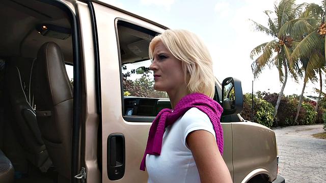 Сексапильная мамочка Оливия Блу раздевается для Рамона Номара в минивэне